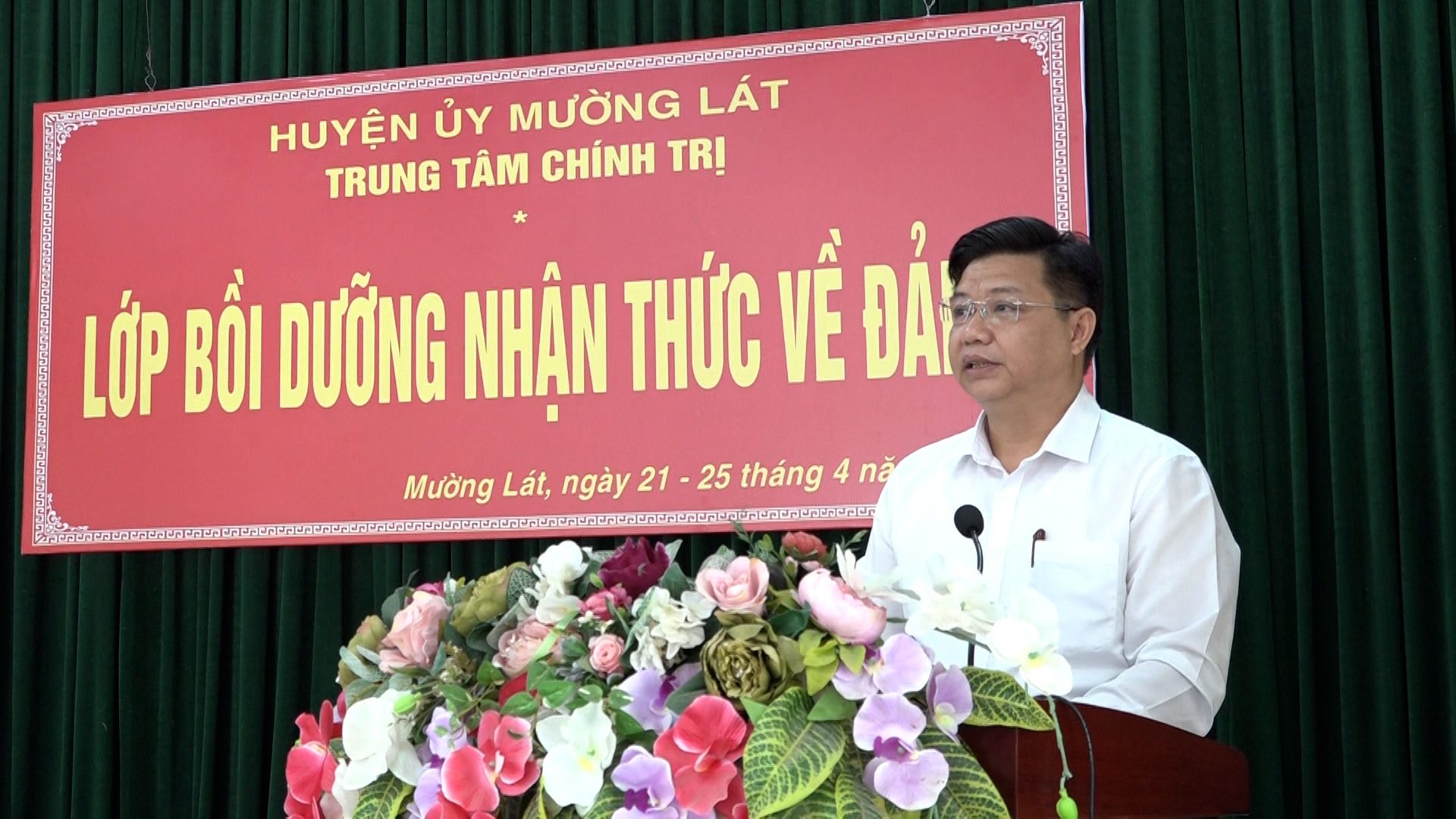 Đồng chí Hà Văn Thiếu, Ủy viên Ban Thường vụ Huyện ủy, Trưởng Ban Tuyên giáo và Dân vận Huyện ủy, Giám đốc Trung tâm Chính trị huyện phát biểu khai giảng lớp học.