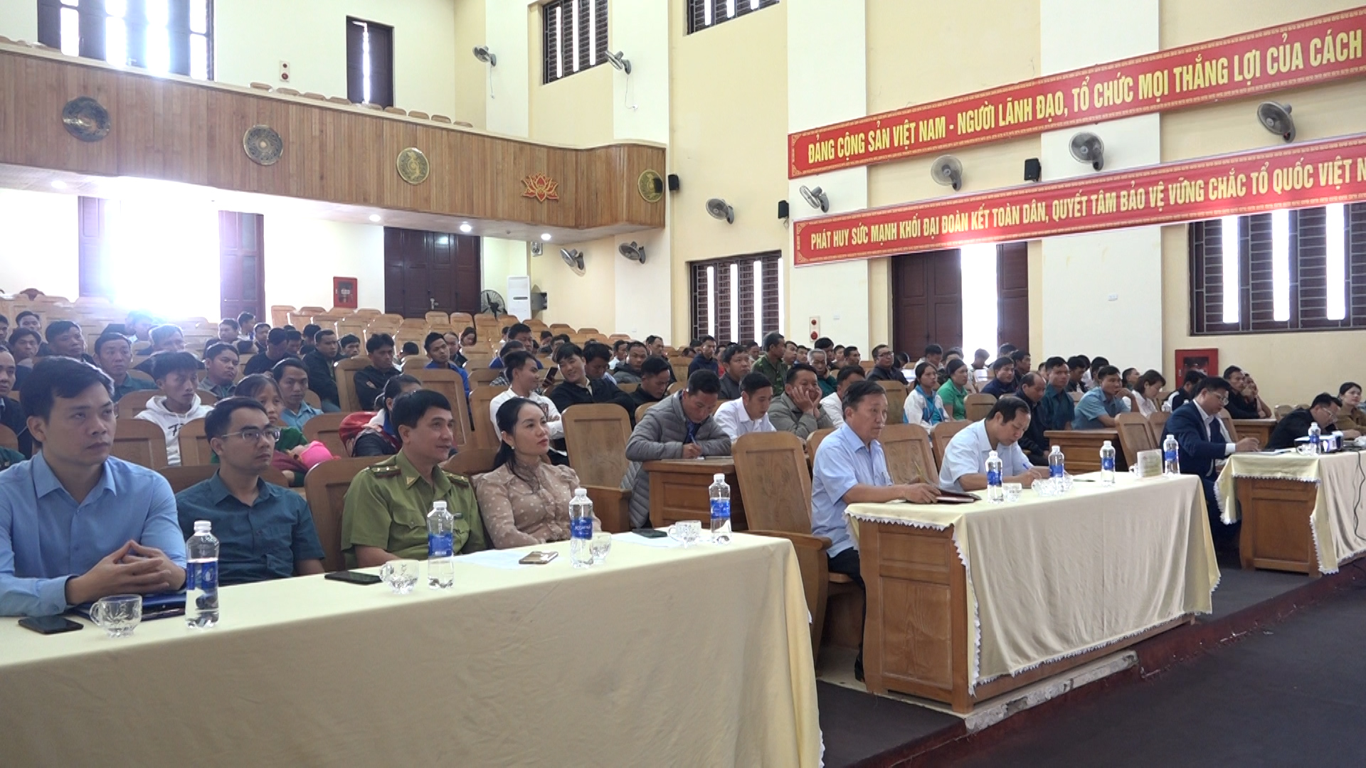 Các đại biểu và học viên tham dự lễ khai mạc lớp tập huấn.