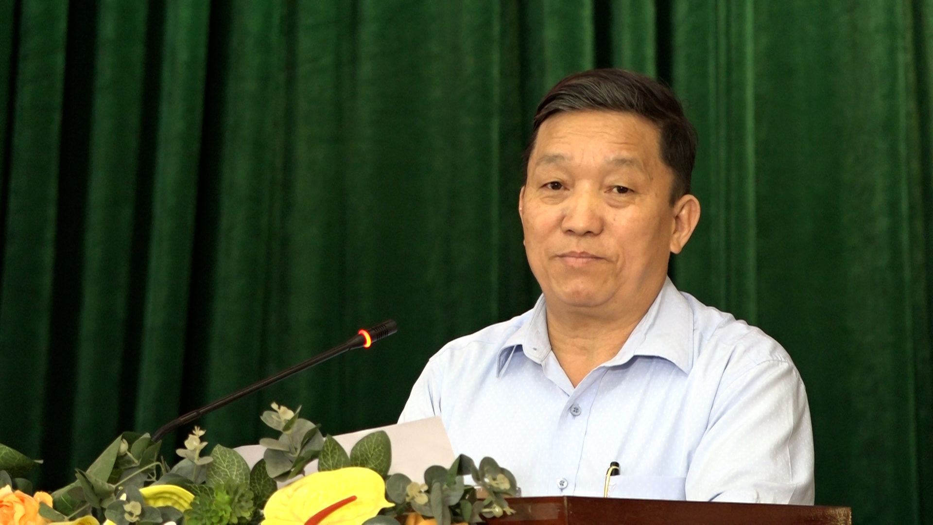 Đồng chí Lầu Minh Pó, nguyên Phó Bí thư Thường trực Huyện ủy Mường Lát truyền đạt nội dung chuyên đề được phân công.