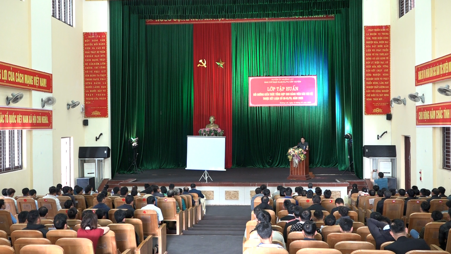 Quang cảnh buổi lễ khai mạc.