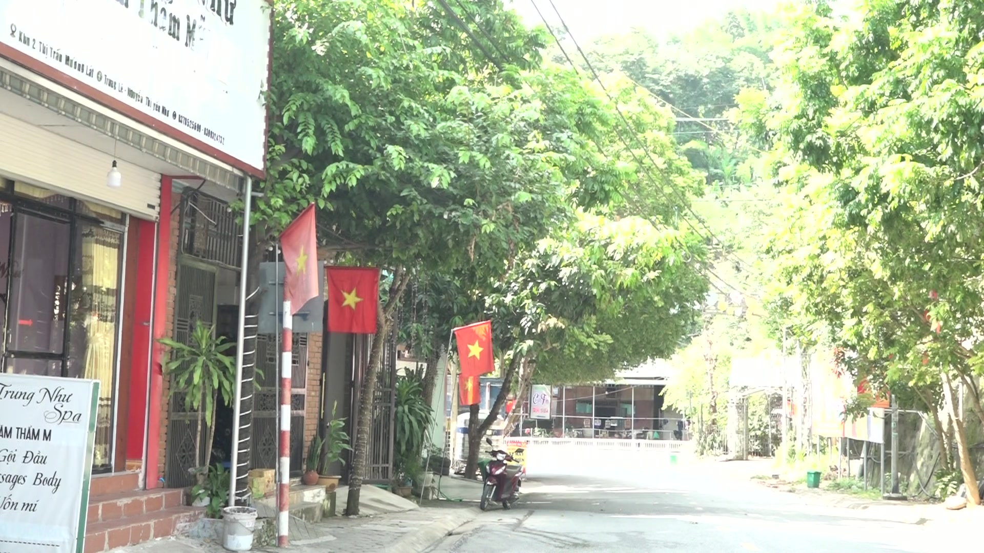 Nhân dân xã Mường Lát tích cực treo cờ Tổ quốc, cờ Đảng chào mừng các sự kiện lớn của xã.