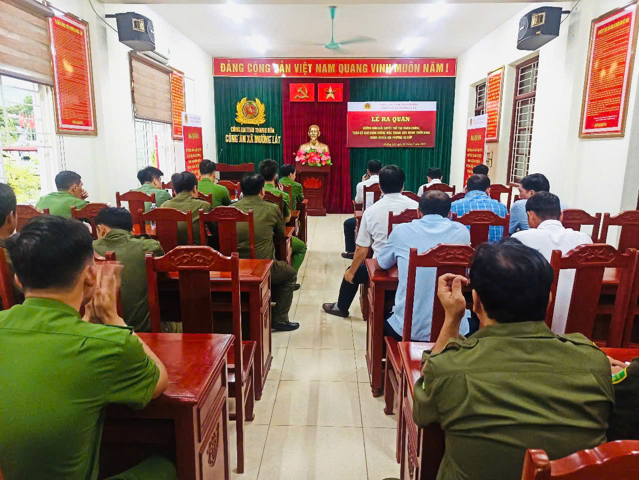 Công an xã Mường Lát ra quân hướng dẫn giải quyết thủ tục hành chính, tháo gỡ khó khăn, vướng mắc trong quá trình triển khai chính quyền địa phương 2 cấp