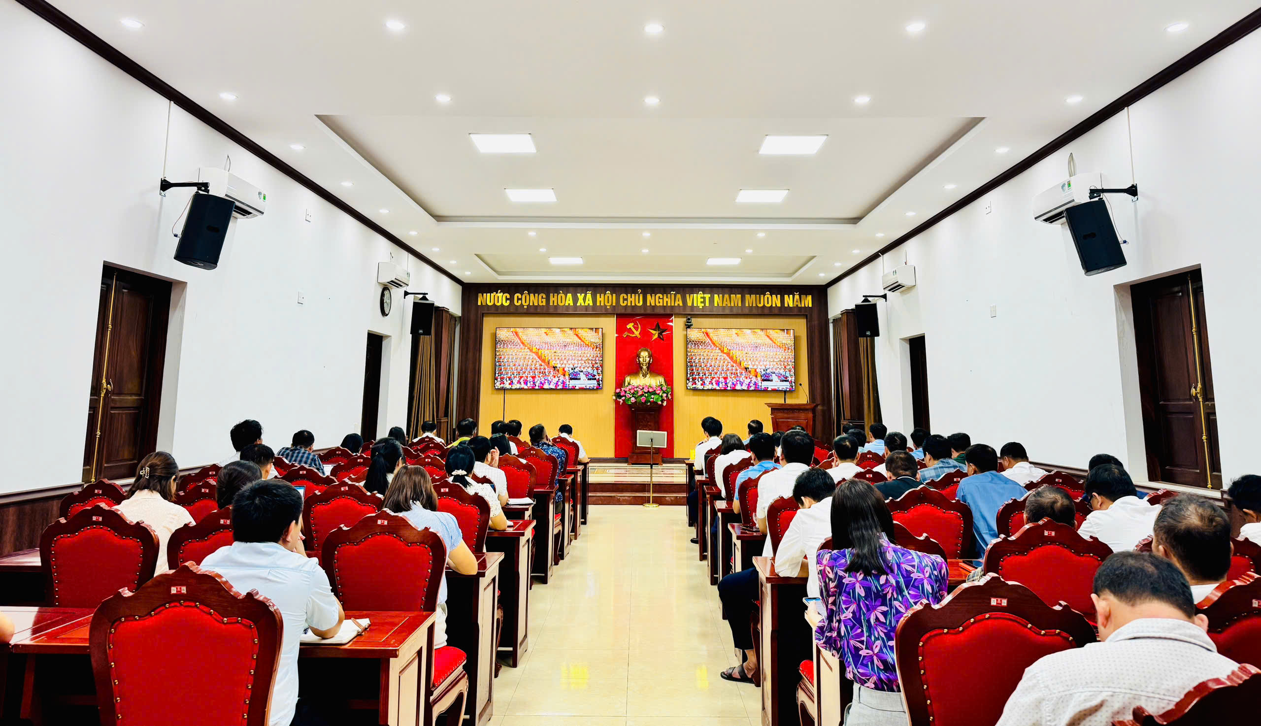 Xã Mường Lát tham dự Hội nghị trực tuyến toàn quốc nghiên cứu, học tập, quán triệt và triển khai thực hiện một số nghị quyết, chỉ thị của Bộ Chính trị