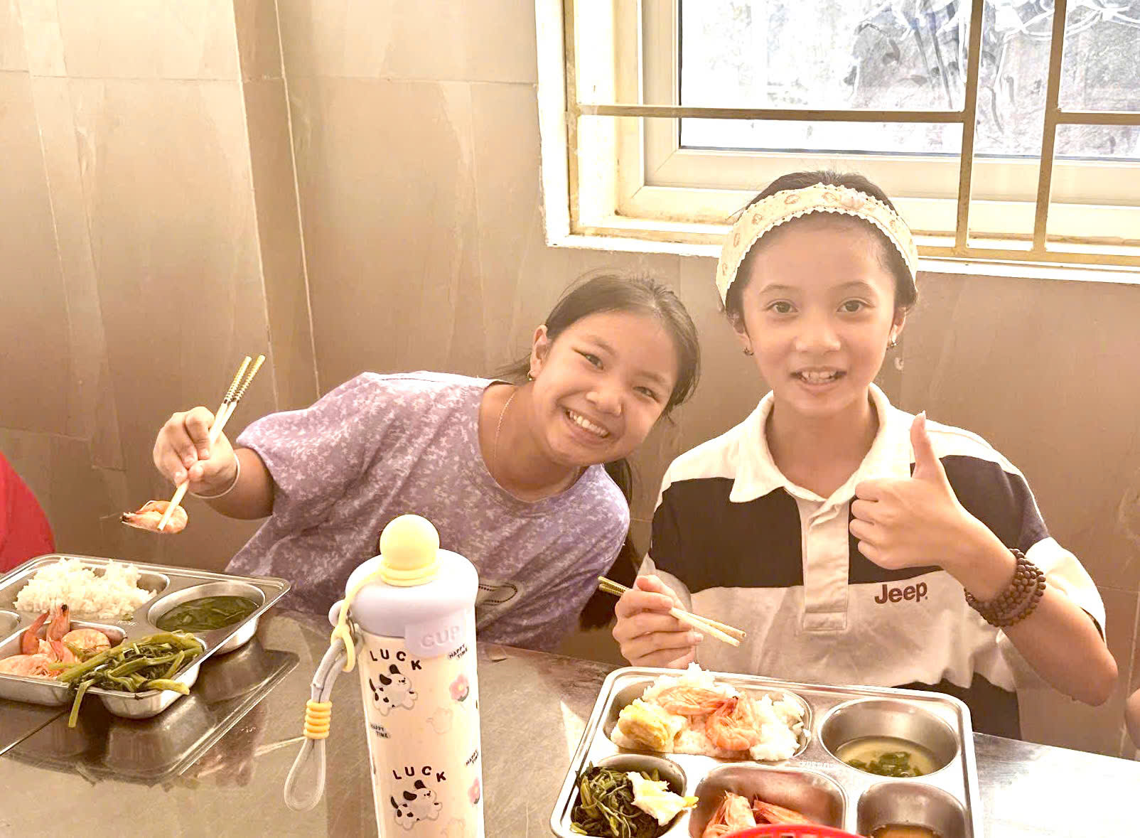 Giữ lửa yêu thương từ những bữa cơm vùng biên