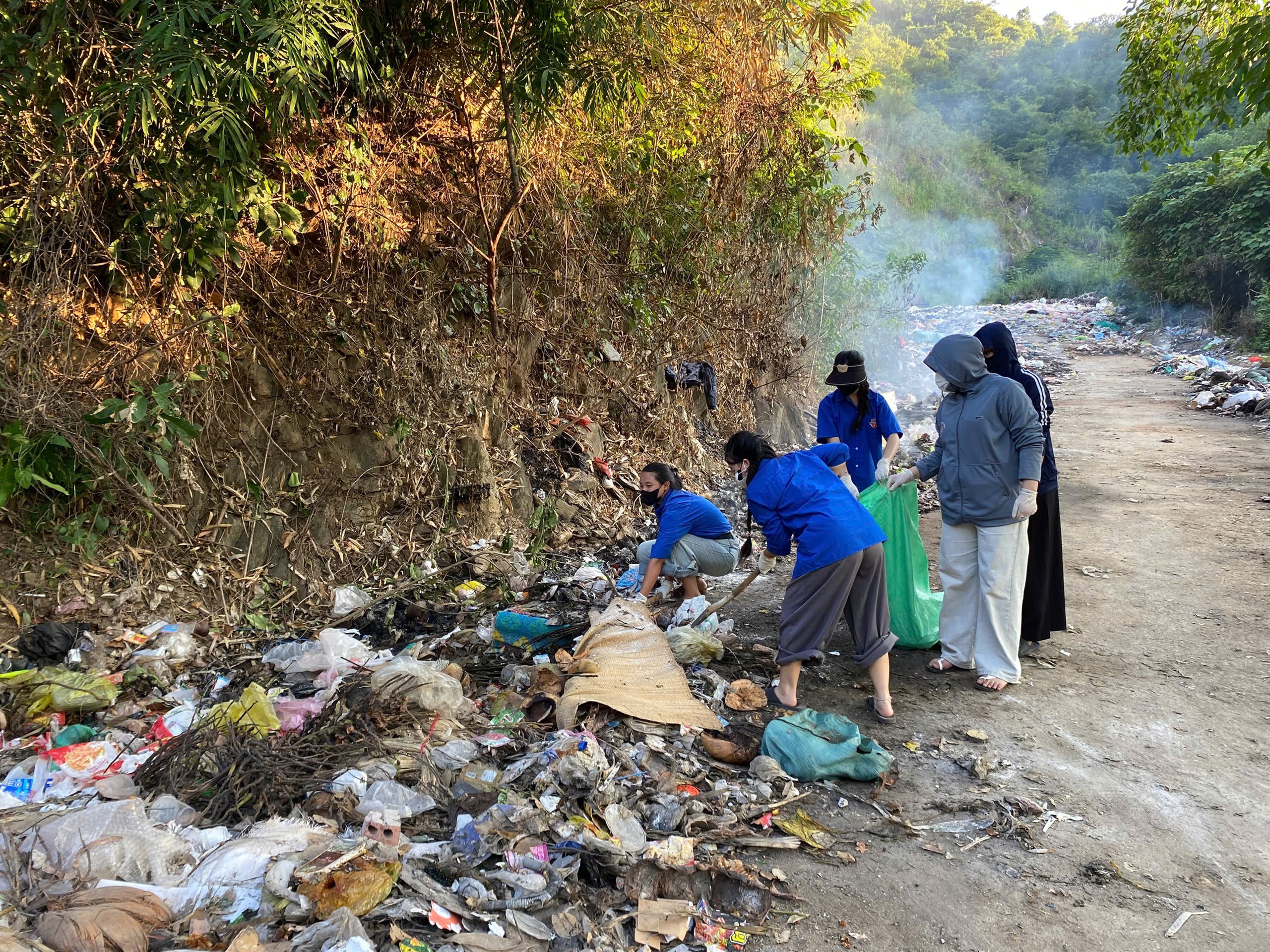 Màu áo xanh chung tay bảo vệ môi trường
