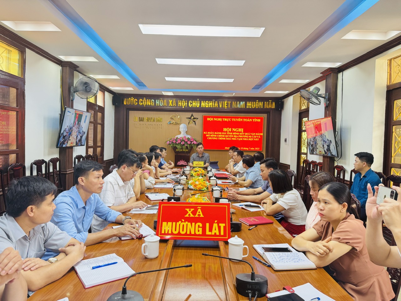 Xã Mường Lát: Tham dự Hội nghị trực tuyến toàn tỉnh về rà soát, đánh giá tình hình kết quả vận hành mô hình chính quyền địa phương 2 cấp và chương trình xoá nhà tạm, nhà dột nát