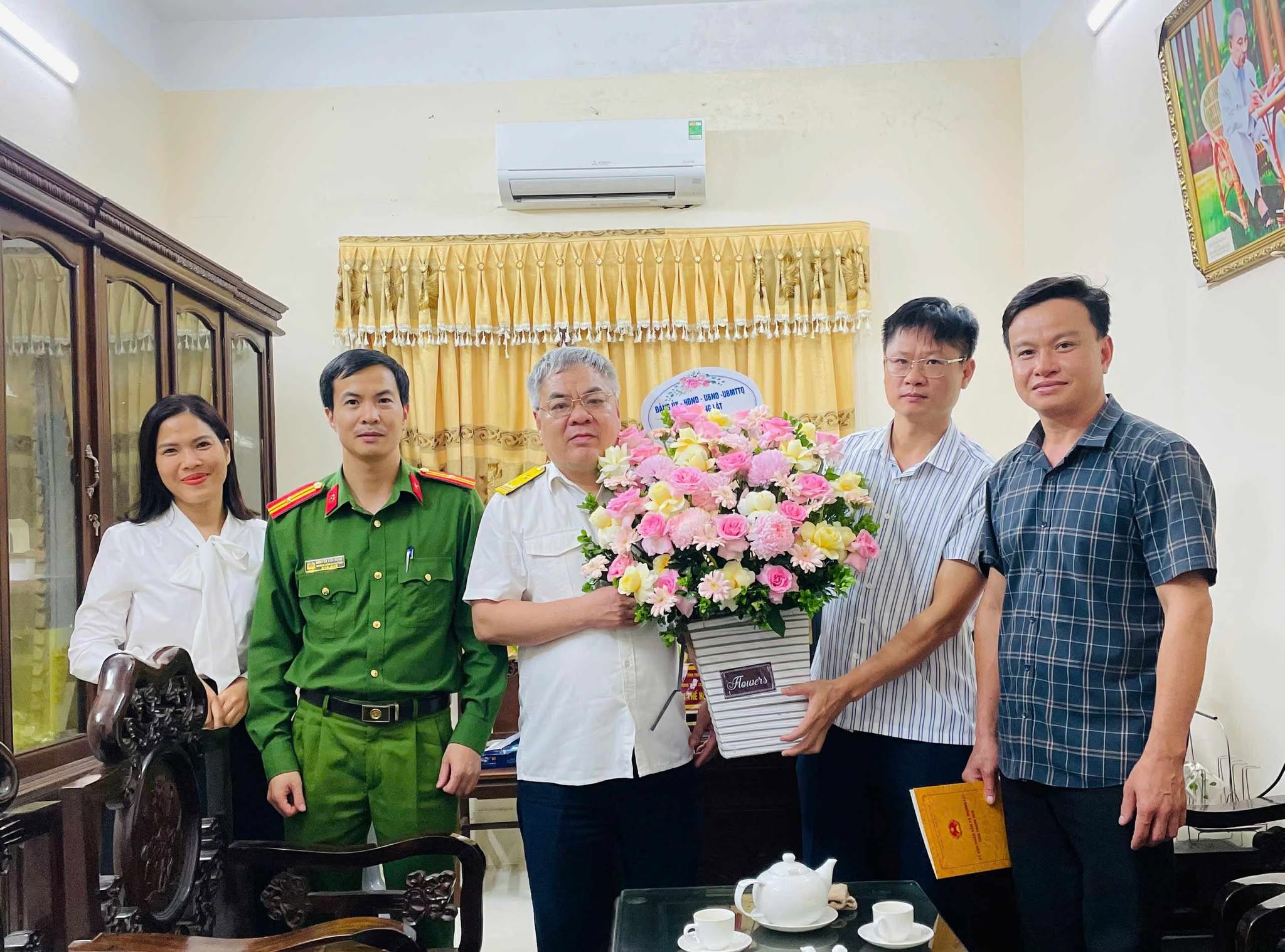 Lãnh đạo xã Mường Lát tặng hoa chúc mừng đơn vị Thuế cơ sở 11 nhân ngày truyền thống ngành Thuế.