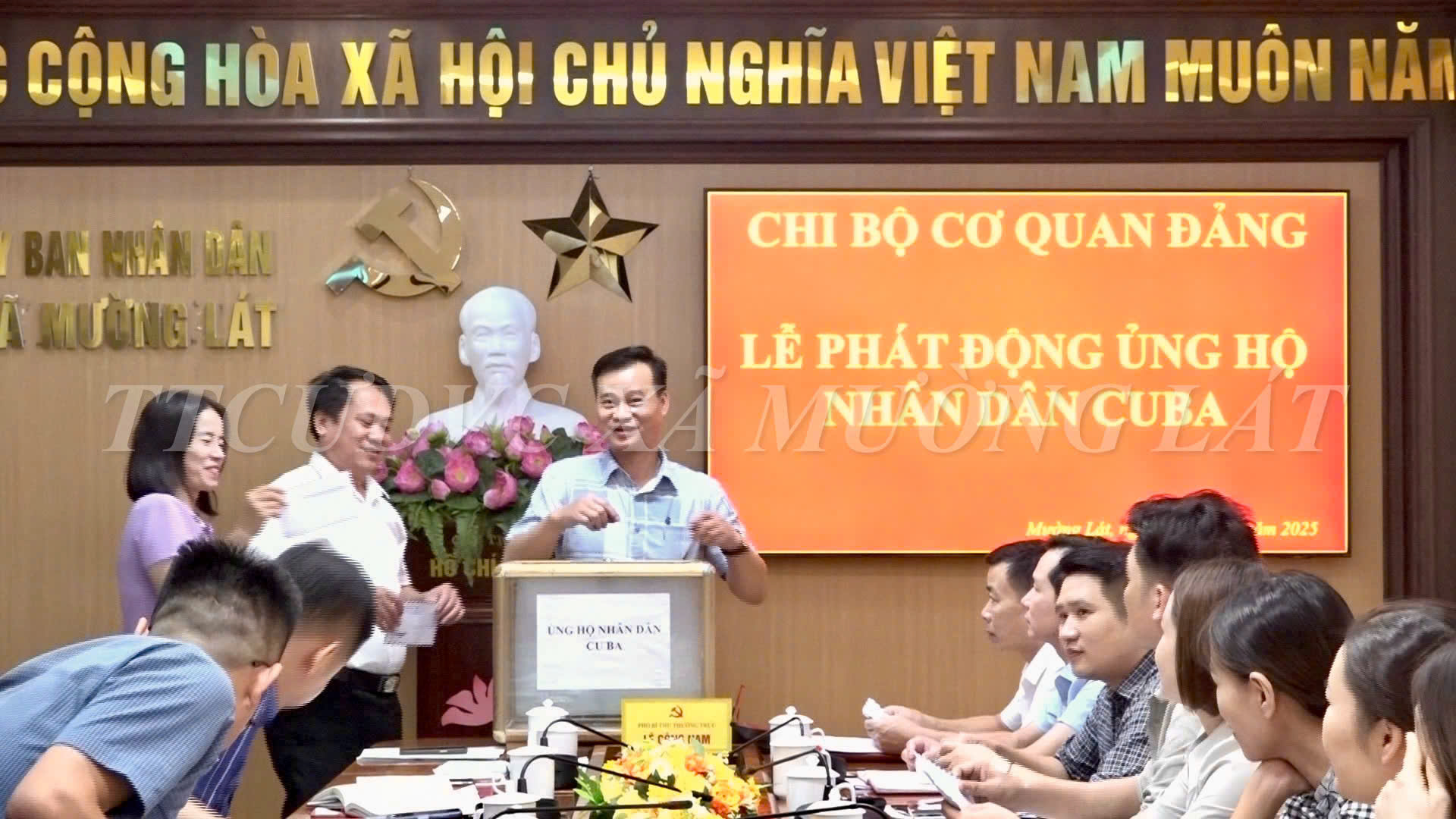 Chi bộ các cơ quan Đảng xã Mường Lát quyên góp ủng hộ Nhân dân Cuba