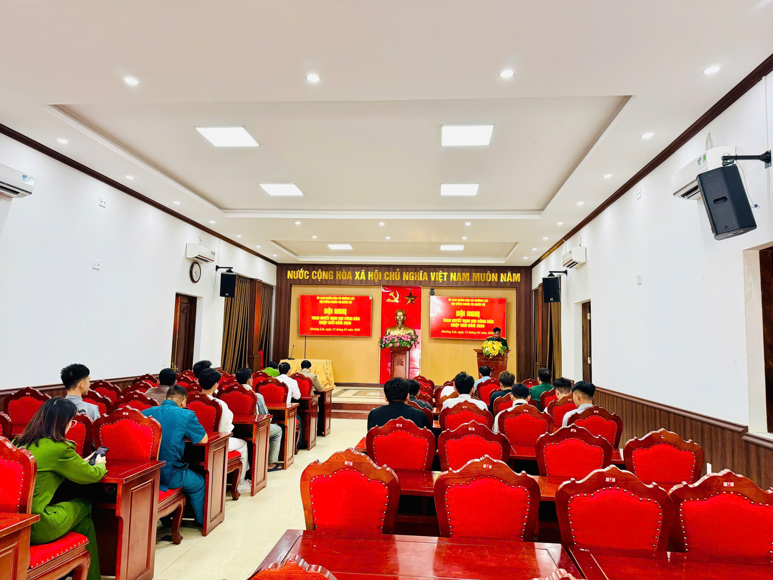 Hội đồng Nghĩa vụ quân sự xã Mường Lát trao Quyết định gọi công dân nhập ngũ năm 2026