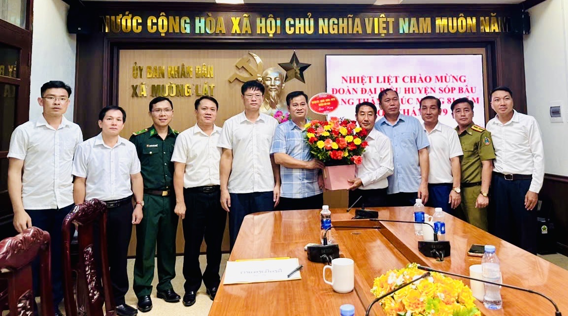 Lãnh đạo huyện Sốp Bâu thăm, chúc mừng Quốc khánh 2/9 xã Mường Lát