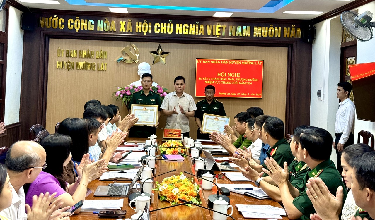 Đồng chí Trịnh Văn Thế, Phó Bí thư Huyện uỷ, Chủ tịch UBND huyện trao giấy khen cho cá nhân, tập thể có thành tích xuất sắc trong công tác đấu tranh phòng, chống tội phạm về ma tuý trên địa bàn huyện năm 2024