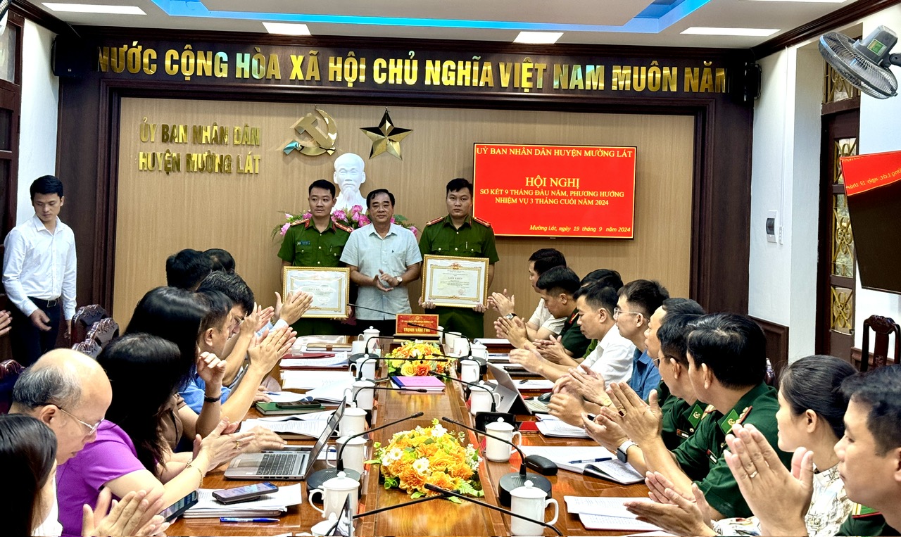Đồng chí Hoàng Văn Dũng, Uỷ viên BTVHU, Phó Chủ tịch UBND huyện trao giấy khen cho tập thể, cá nhân có thành tích xuất sắc trong công tác phòng, chống tội phạm về ma tuý trên địa bàn huyện năm 2024