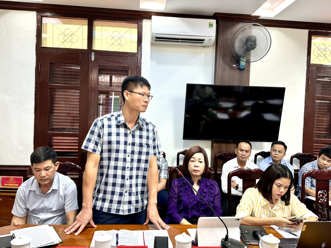 Lãnh đạo phòng Kinh tế - Hạ tầng phát biểu ý kiến tại hội nghị