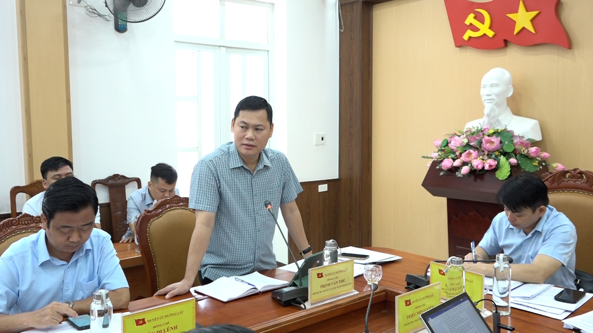 Đồng chí Trịnh Văn Thế, Phó Bí thư Huyện ủy, Chủ tịch Ủy ban Nhân dân huyện phát biểu tại Hội nghị.