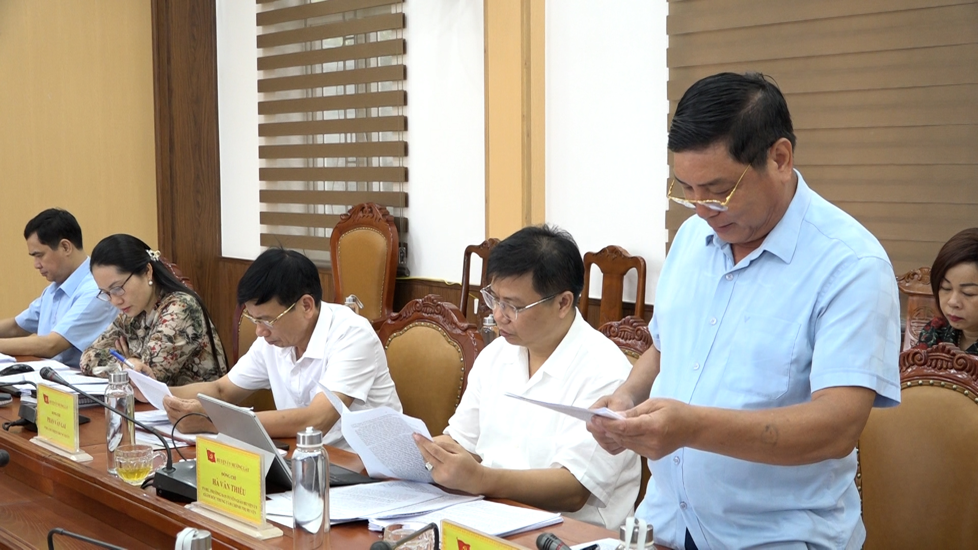Đồng chí Lò Văn Đồng, Ủy viên Ban Thường vụ, Trưởng Ban Dân vận Huyện ủy, Chủ tịch Ủy ban MTTQ huyện phát biểu tại Hội nghị.