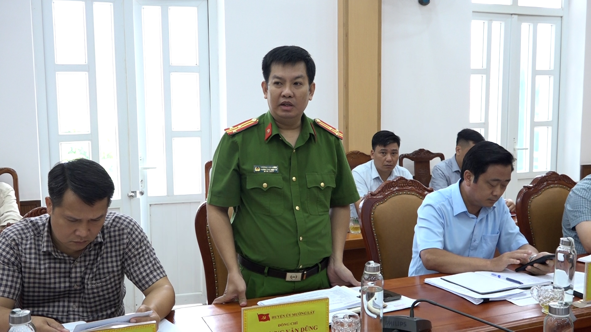 Đồng chí Trương Văn Dũng, Ủy viên Ban Thường vụ Huyện ủy, Trưởng Công an huyện phát biểu tại Hội nghị.