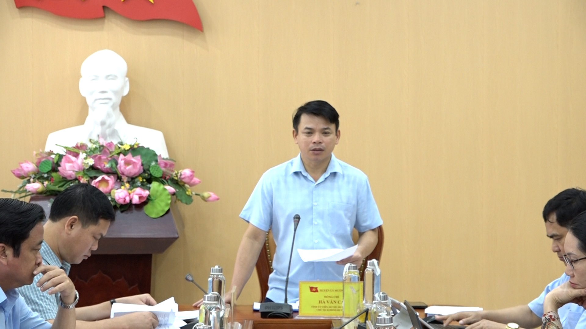 Bí thư Huyện ủy Hà Văn Ca phát biểu kết luận Hội nghị.