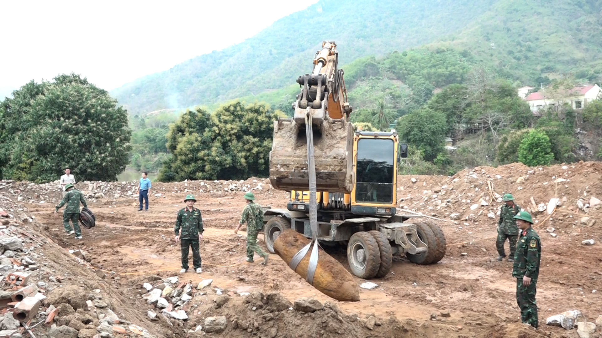 Lực lượng chức năng tiến hành vận chuyển quả bom đến nơi tiêu hủy.