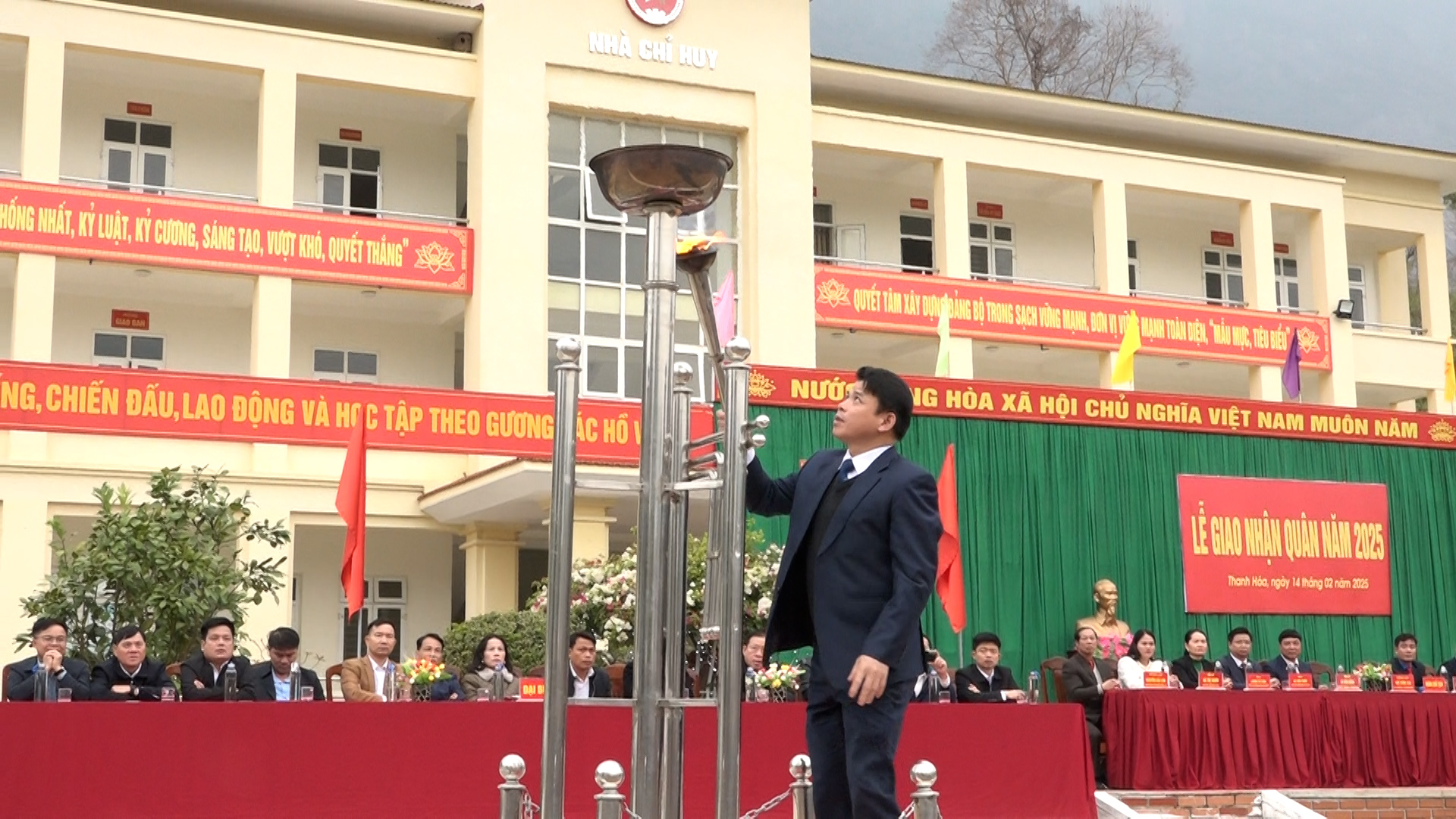 Đồng chí Bí thư Huyện Ủy Hà Văn Ca châm ngọn đuốc truyền thống.