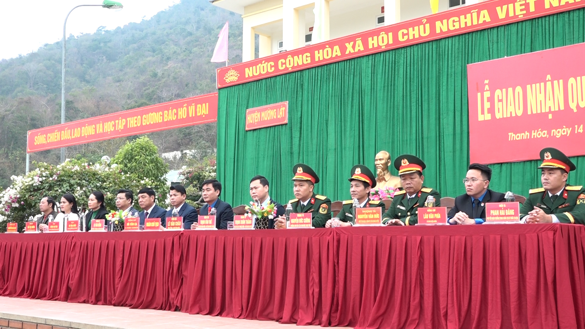 Đoàn Chủ tịch buổi lễ.