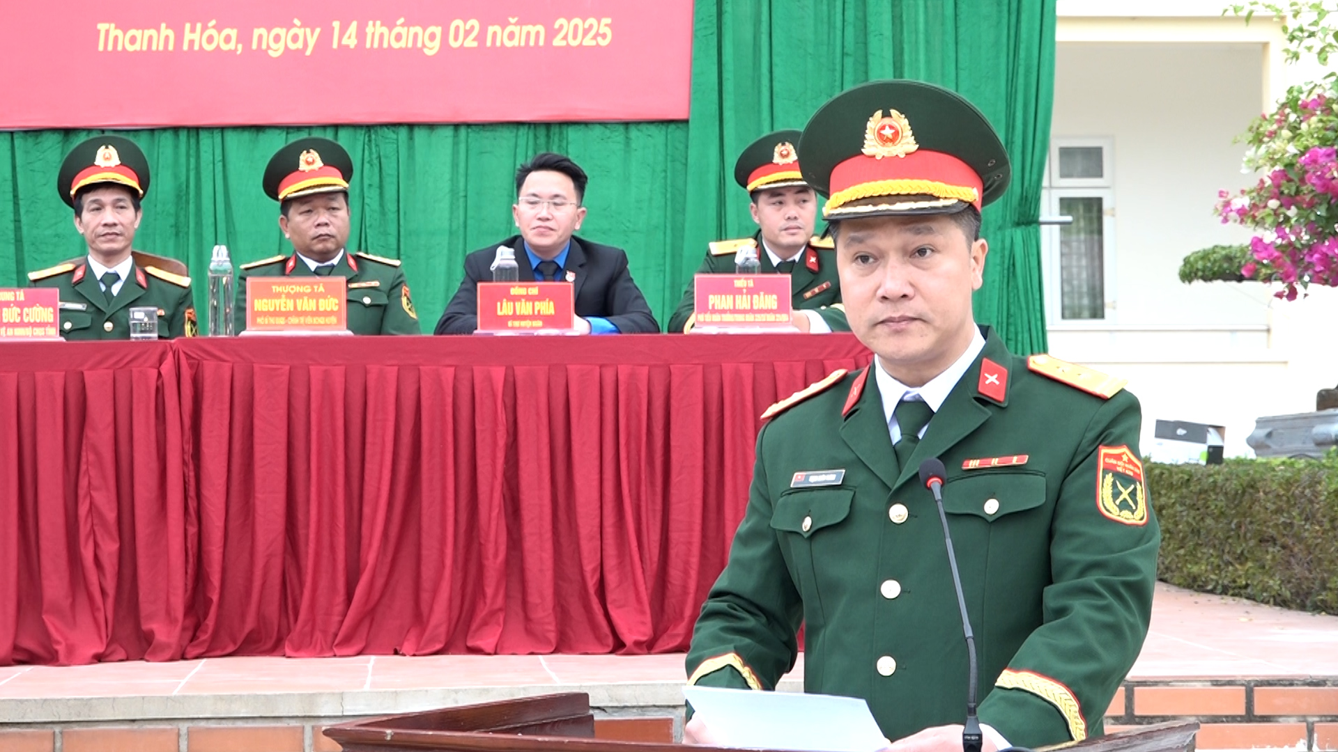 Trung tá Trịnh Xuân Thành, Ủy viên Ban Thường vụ Huyện ủy, Chỉ huy trưởng Ban CHQS huyện công bố Quyết định của Chủ tịch UBND tỉnh về chỉ tiêu giao quân năm 2025.