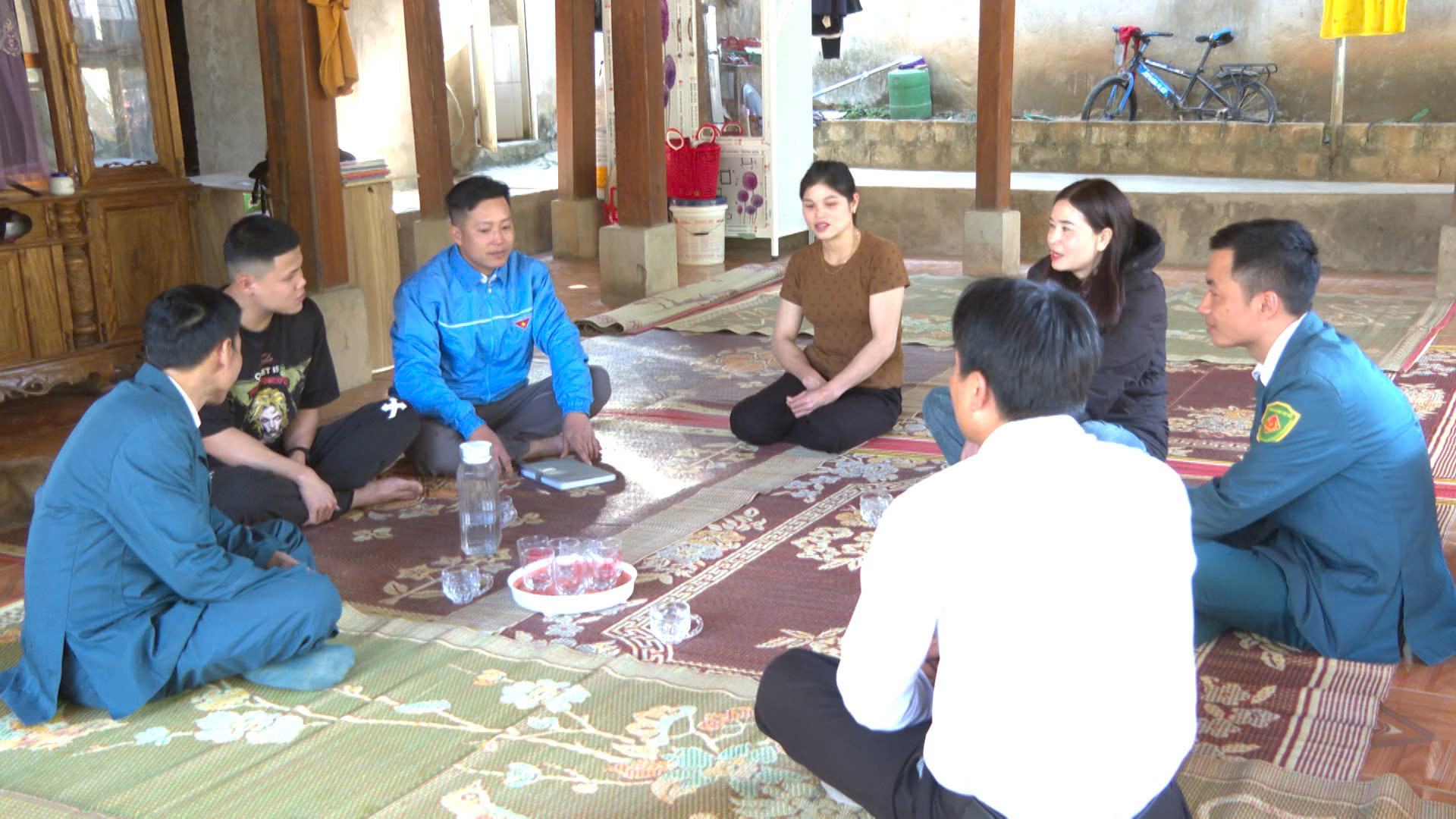 Các Ban, ngành xã Tam Chung gặp gỡ động viên gia đình và Tân binh