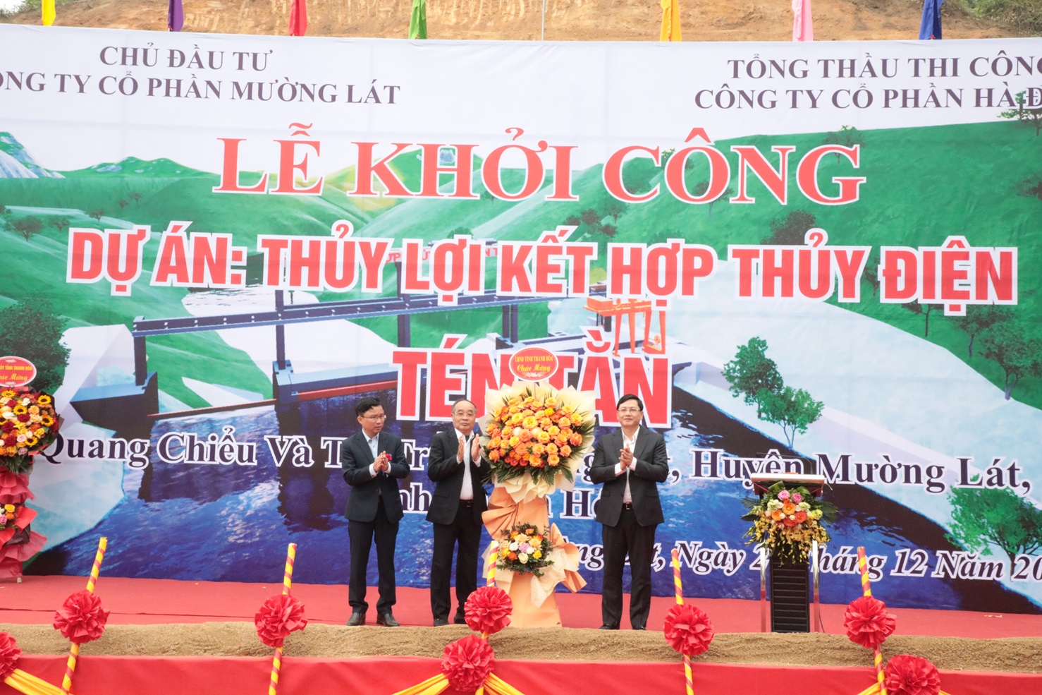 Phó Chủ tịch UBND tỉnh tặng lẵng hoa chúc mừng Công ty CP Mường Lát tại lễ khởi công dự án.