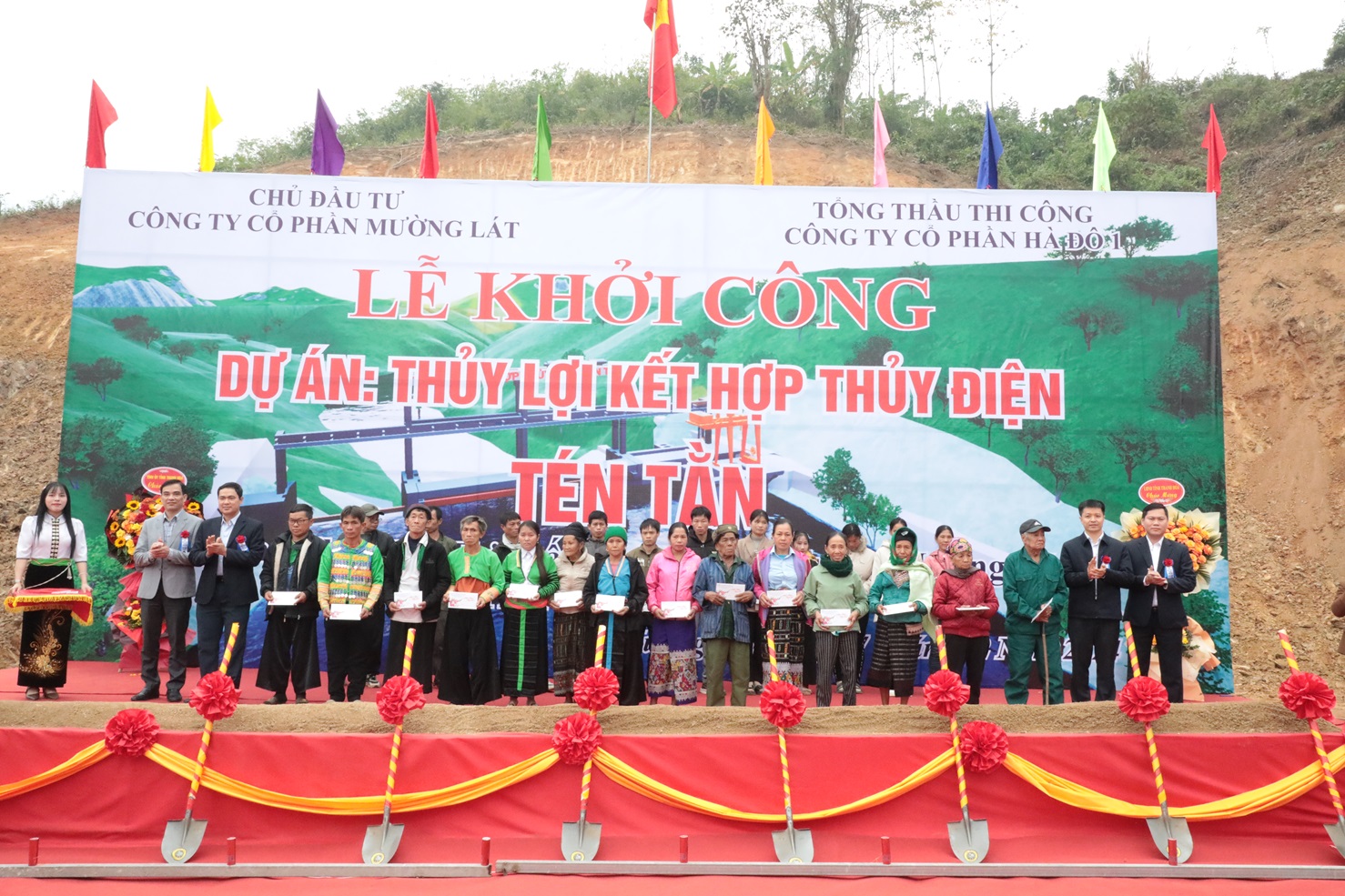 Lãnh đạo Công ty CP Mường Lát và đại biểu trao quà hỗ trợ hộ nghèo tại thị trấn Mường Lát và xã Quang Chiểu.