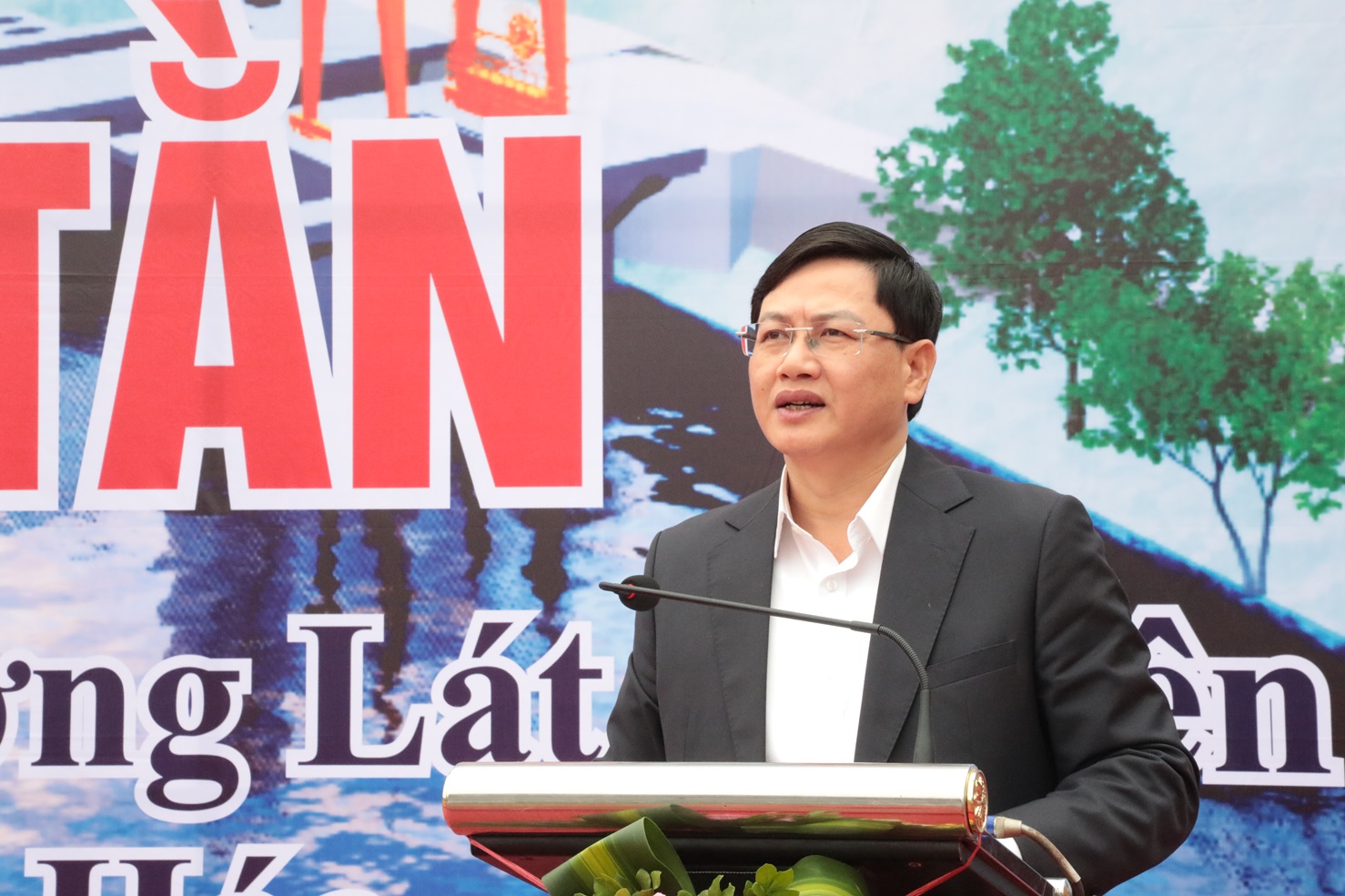 Phó Chủ tịch UBND tỉnh Mai Xuân Liêm phát biểu tại buổi lễ.