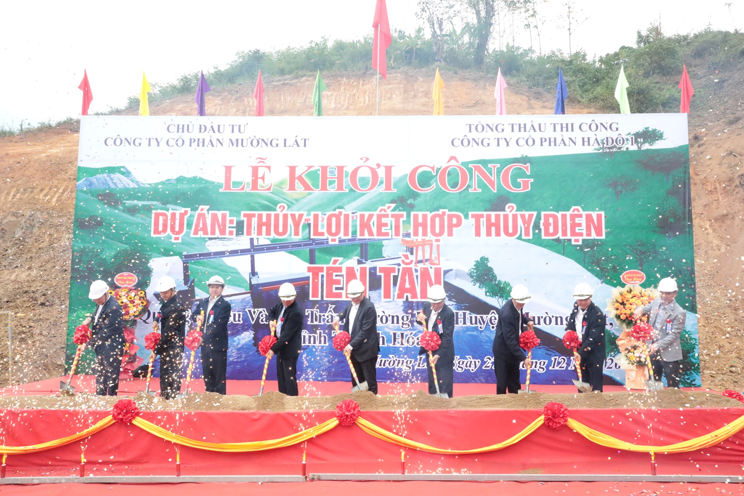Đồng chí Mai Xuân Liêm, Ủy viên Ban Thường vụ Tỉnh ủy, Phó Chủ tịch UBND tỉnh và các đại biểu thực hiện nghi thức khởi công dự án.