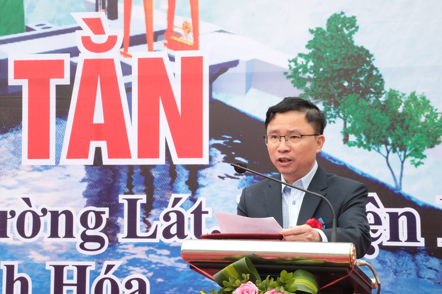 Lãnh đạo Công ty CP Mường Lát báo cáo quá trình triển khai thủ tục đầu tư dự án. 