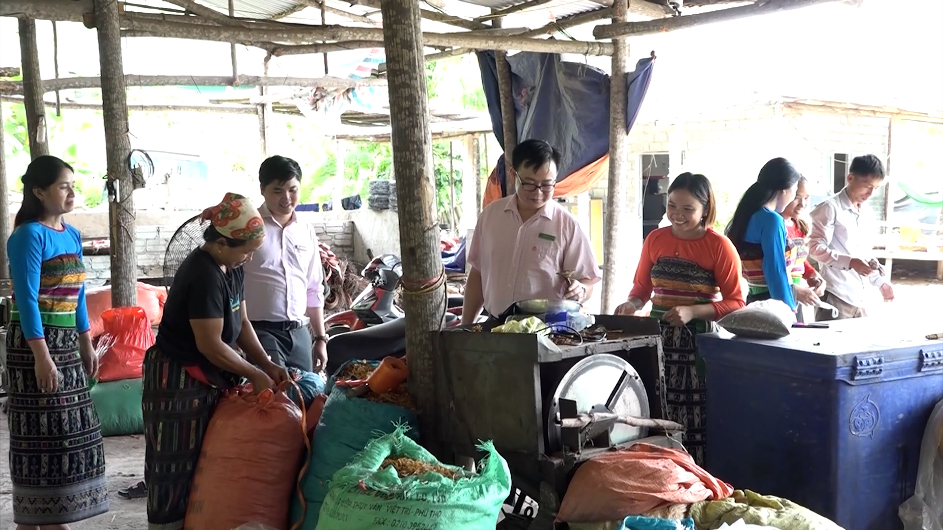 Cán bộ Ngân hàng CSXH huyện kiểm tra công tác sử dụng vốn vay của hộ kinh doanh.