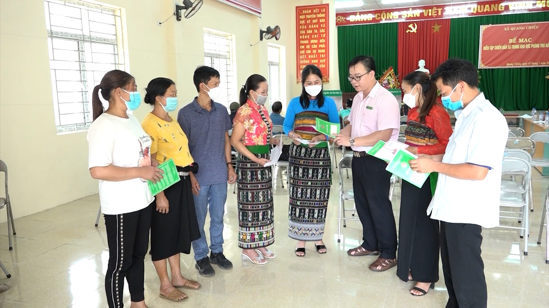 Cán bộ Ngân hàng CSXH huyện tuyên truyền nhân dân các chương trình tín dụng ưu đãi.