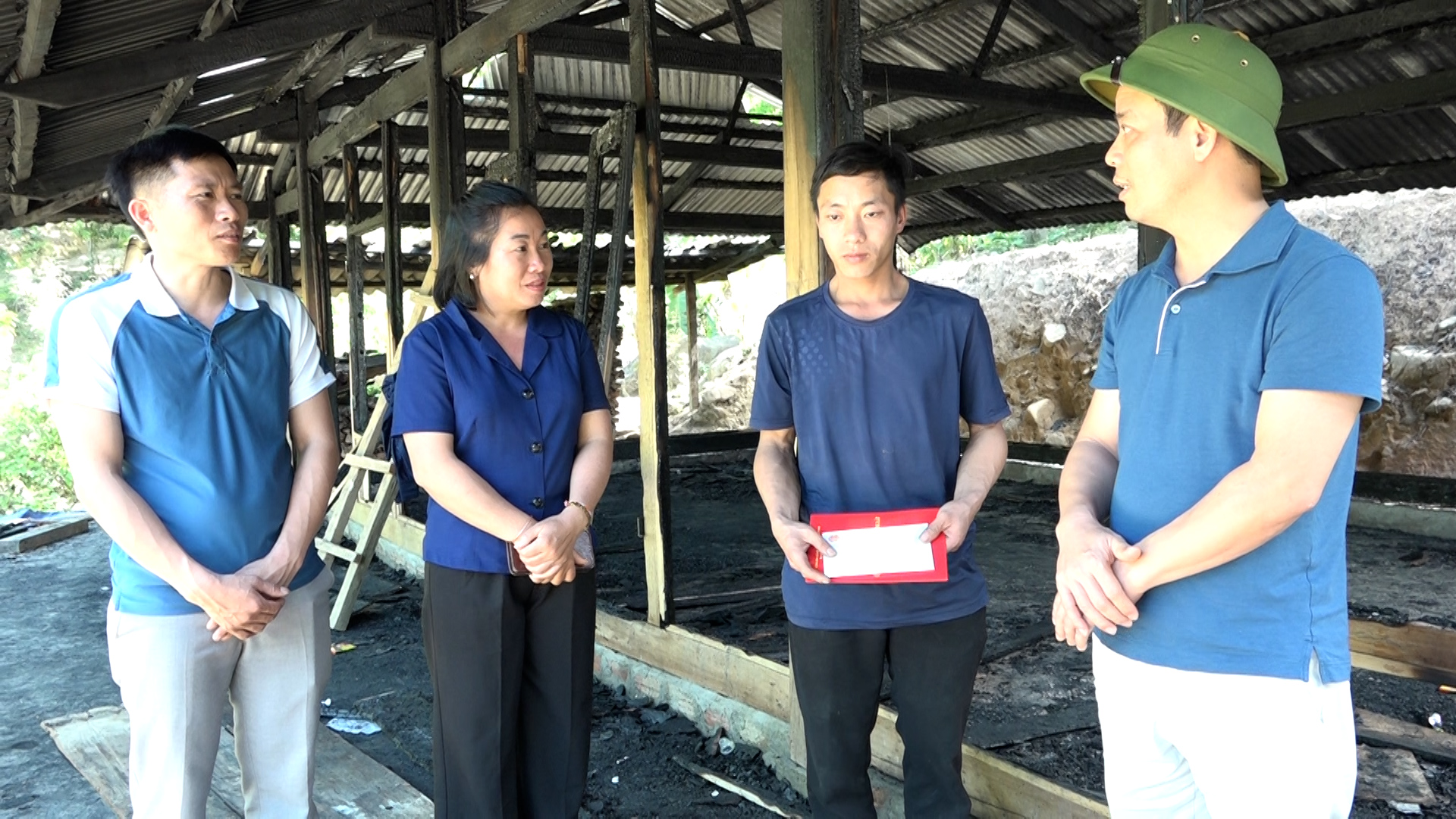 Đồng chí Phó Chủ tịch UBND huyện Mai Xuân Giang kịp thời đến động viên và trao tiền hỗ trợ.