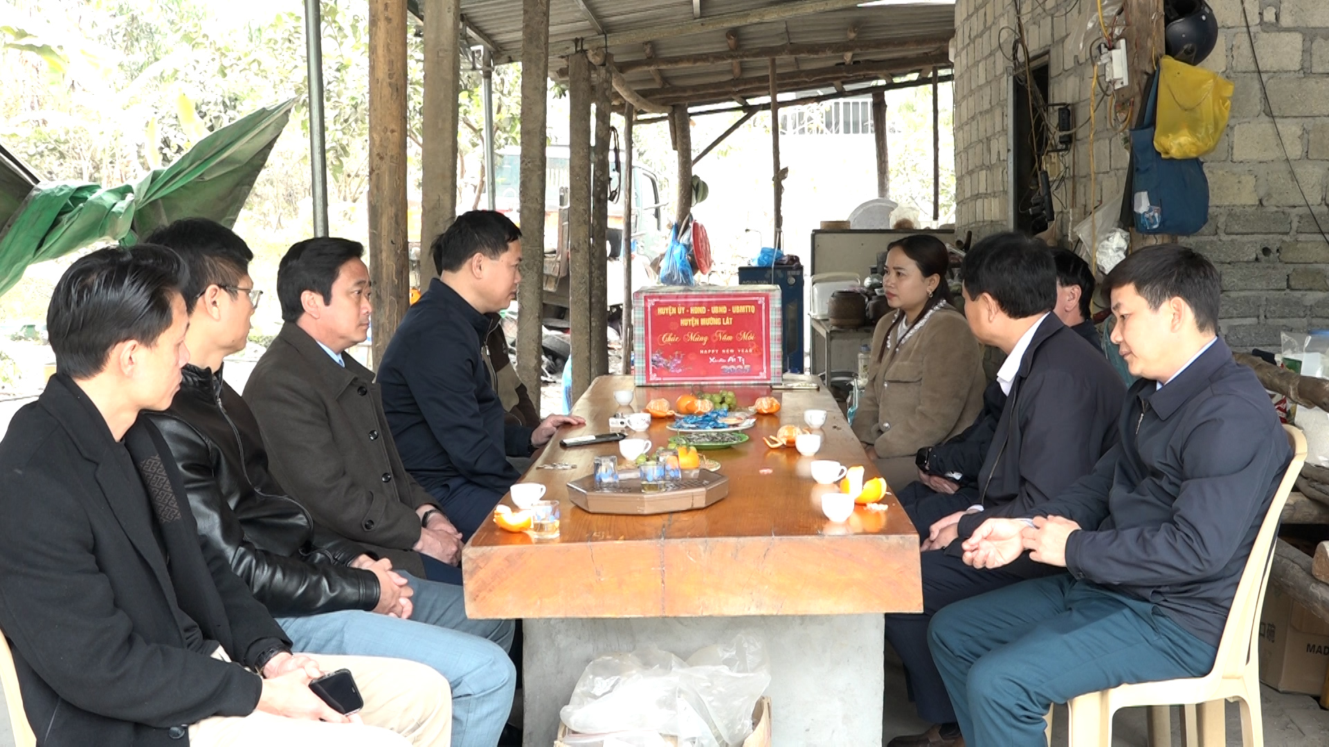 Chủ tịch UBND huyện Trịnh Văn Thế chúc tết Hợp tác xã Nông lâm Chung Thành.