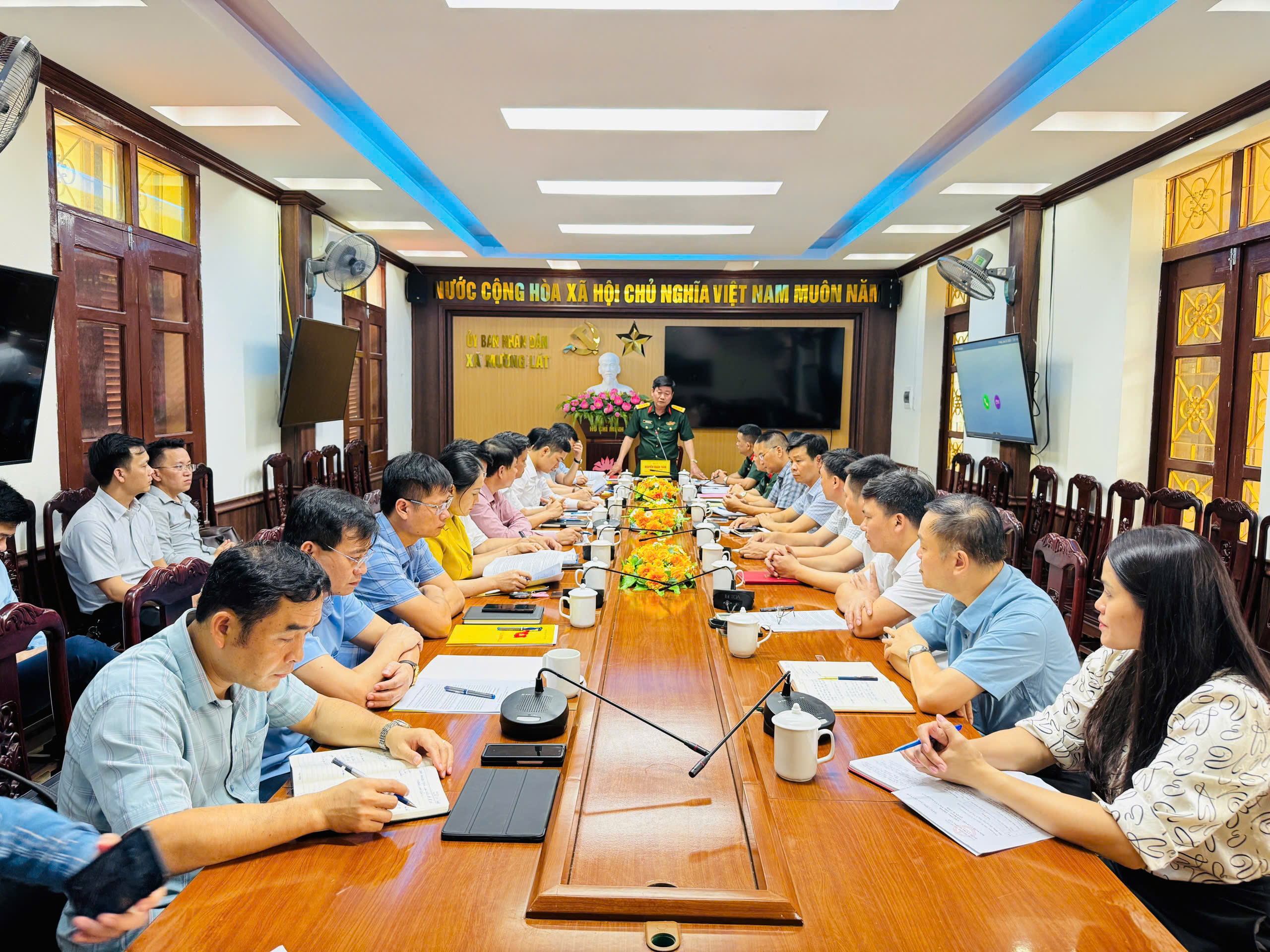 Đoàn công tác do Đại tá Nguyên Xuân Toàn, Uỷ viên BTV Đảng uỷ Quân sự tỉnh, Phó Chính uỷ Bộ Chỉ huy Quân sự tỉnh thăm và làm việc với 8 xã trên địa bàn huyện Mường Lát (cũ)