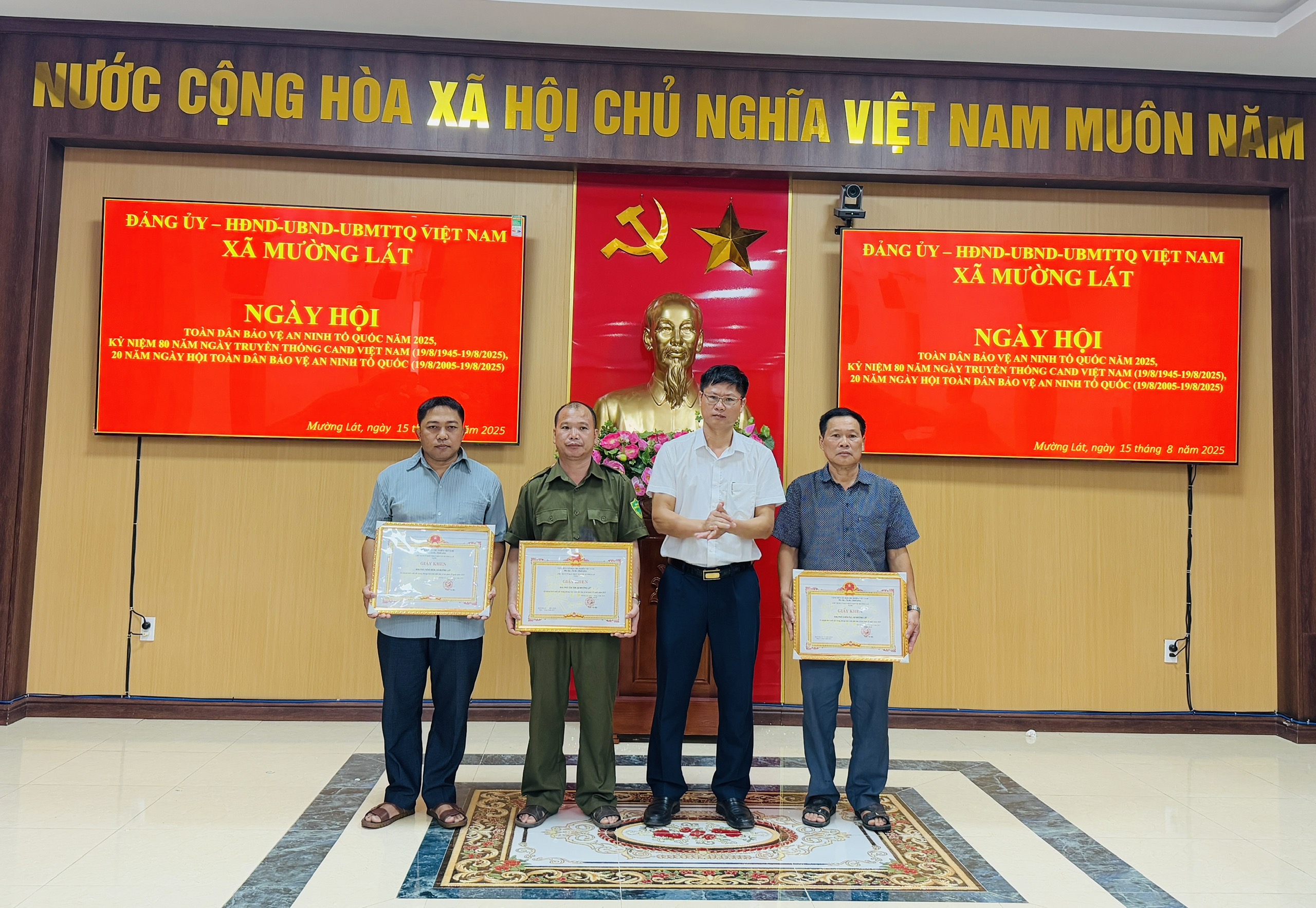 Anh-tin-bai
