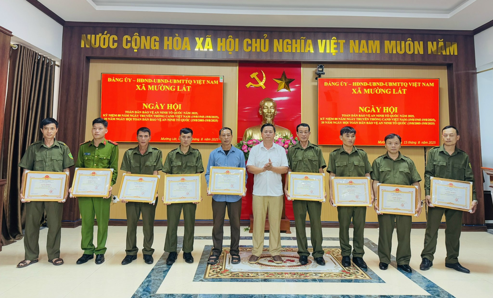 Anh-tin-bai
