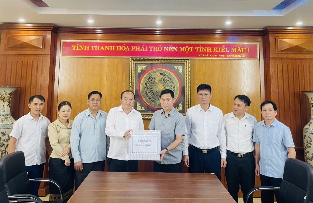 Đoàn công tác huyện Sốp Bâu, tỉnh Hủa Phăn, thăm, chúc mừng xã Mường Lát nhân dịp Đại hội Đại biểu Đảng bộ xã lần thứ nhất thành công tốt đẹp.
