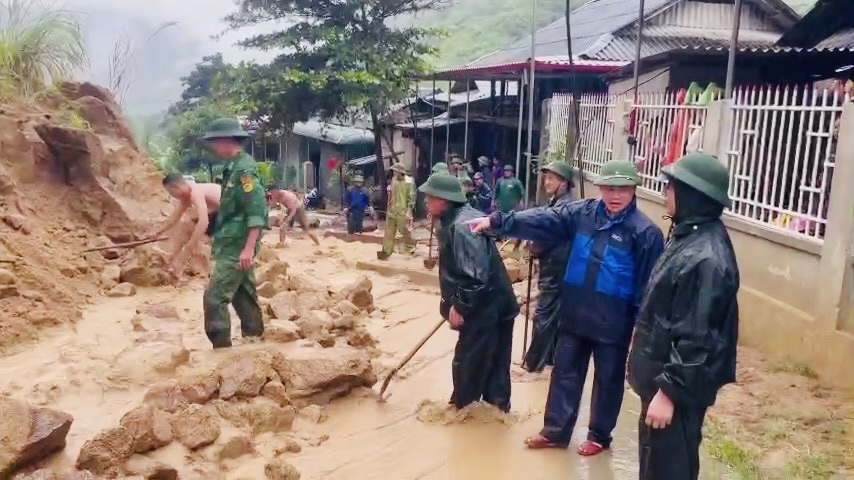 Bí thư Đảng uỷ xã Trịnh Văn Thế trực tiếp kiểm tra, chỉ đạo công khắc phục hậu quả bão số 5 tại một số điểm trên địa bàn xã