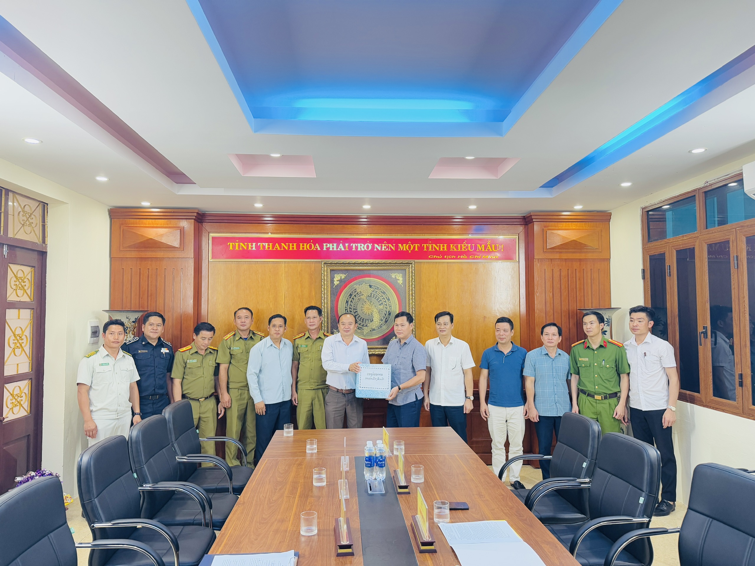 Đoàn công tác huyện Sốp Bâu, tỉnh Hủa Phăn, thăm, chúc mừng xã Mường Lát nhân dịp Quốc khánh 2/9