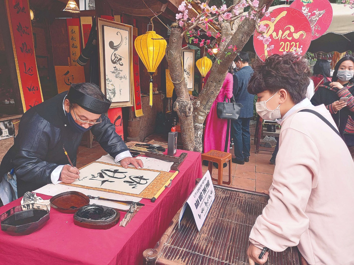 Sắc Xuân trong “thịt mỡ, dưa hành, câu đối đỏ” ảnh 7