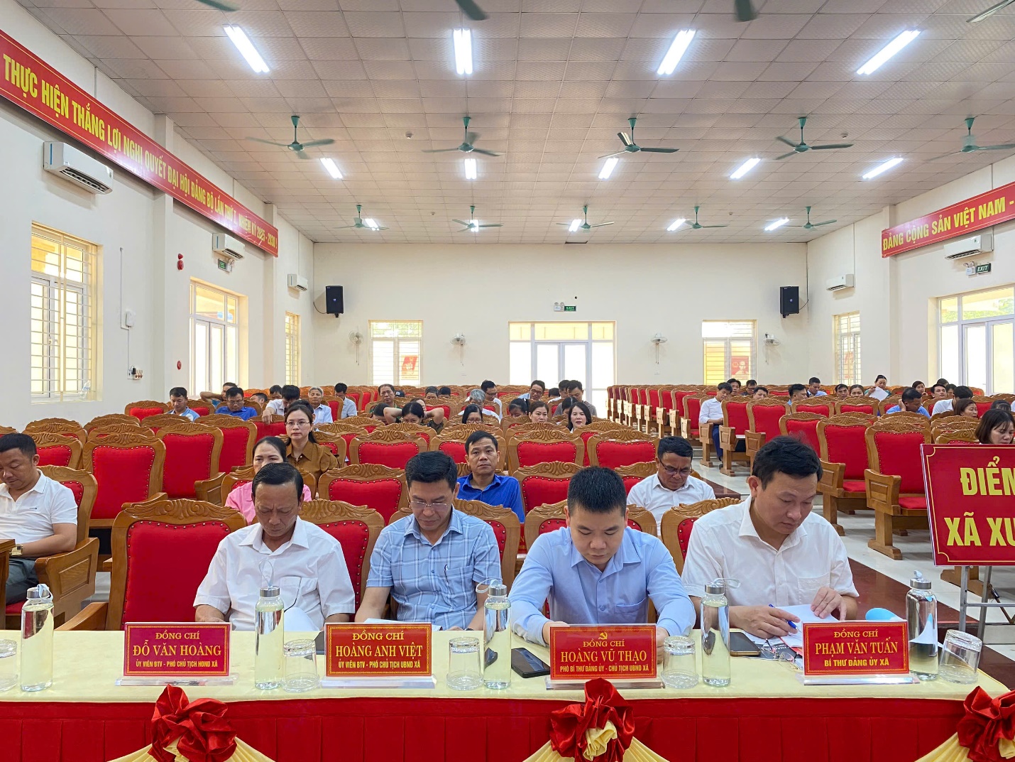 A group of people sitting at tables in a room
AI-generated content may be incorrect.