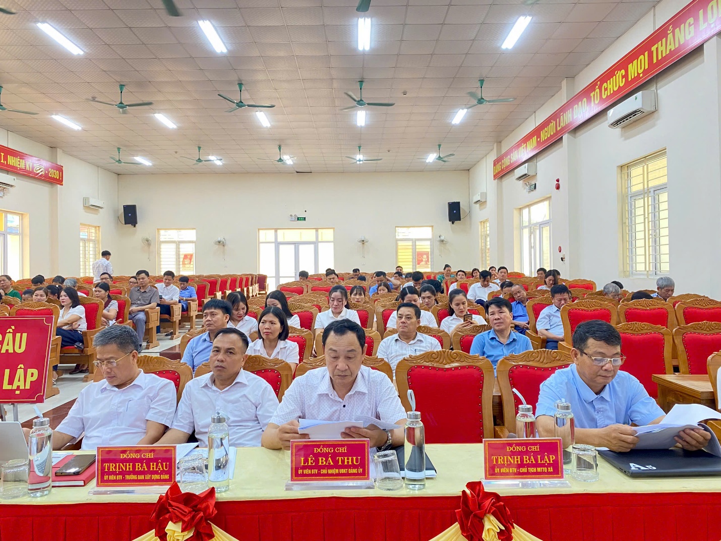A group of people sitting at tables in a room
AI-generated content may be incorrect.