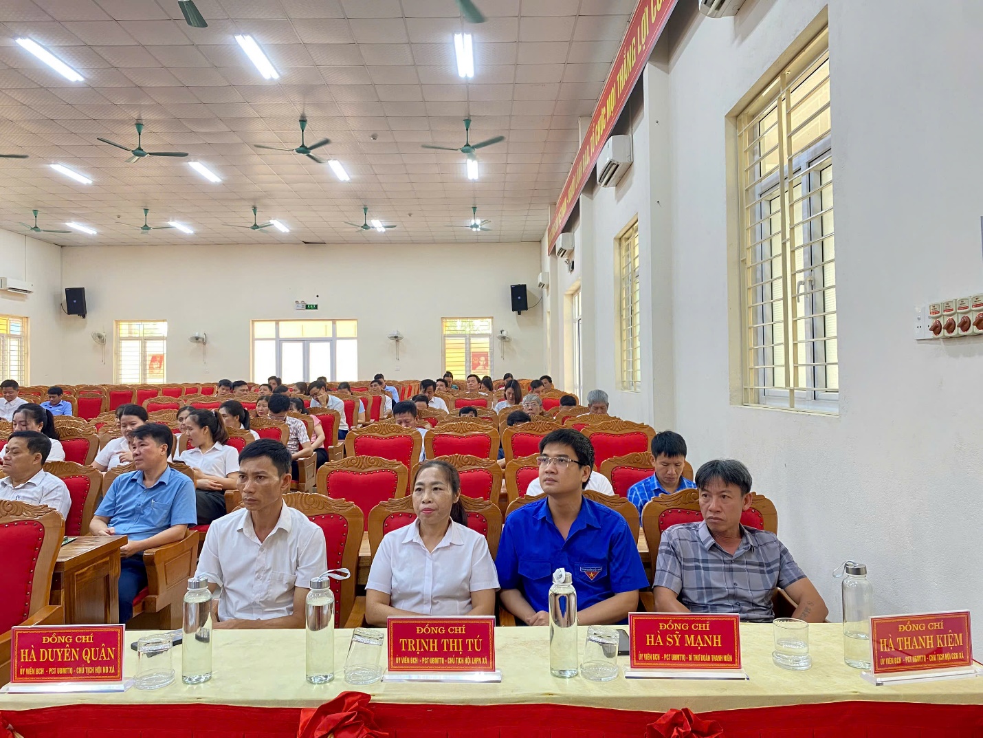 A group of people sitting in chairs
AI-generated content may be incorrect.