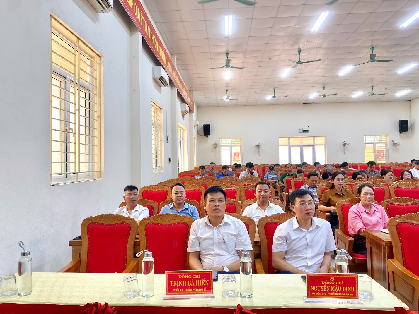 A group of people sitting in a room
AI-generated content may be incorrect.