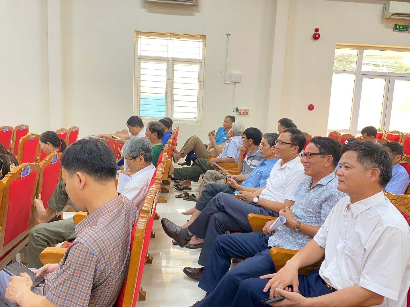 A group of people sitting in chairs
AI-generated content may be incorrect.