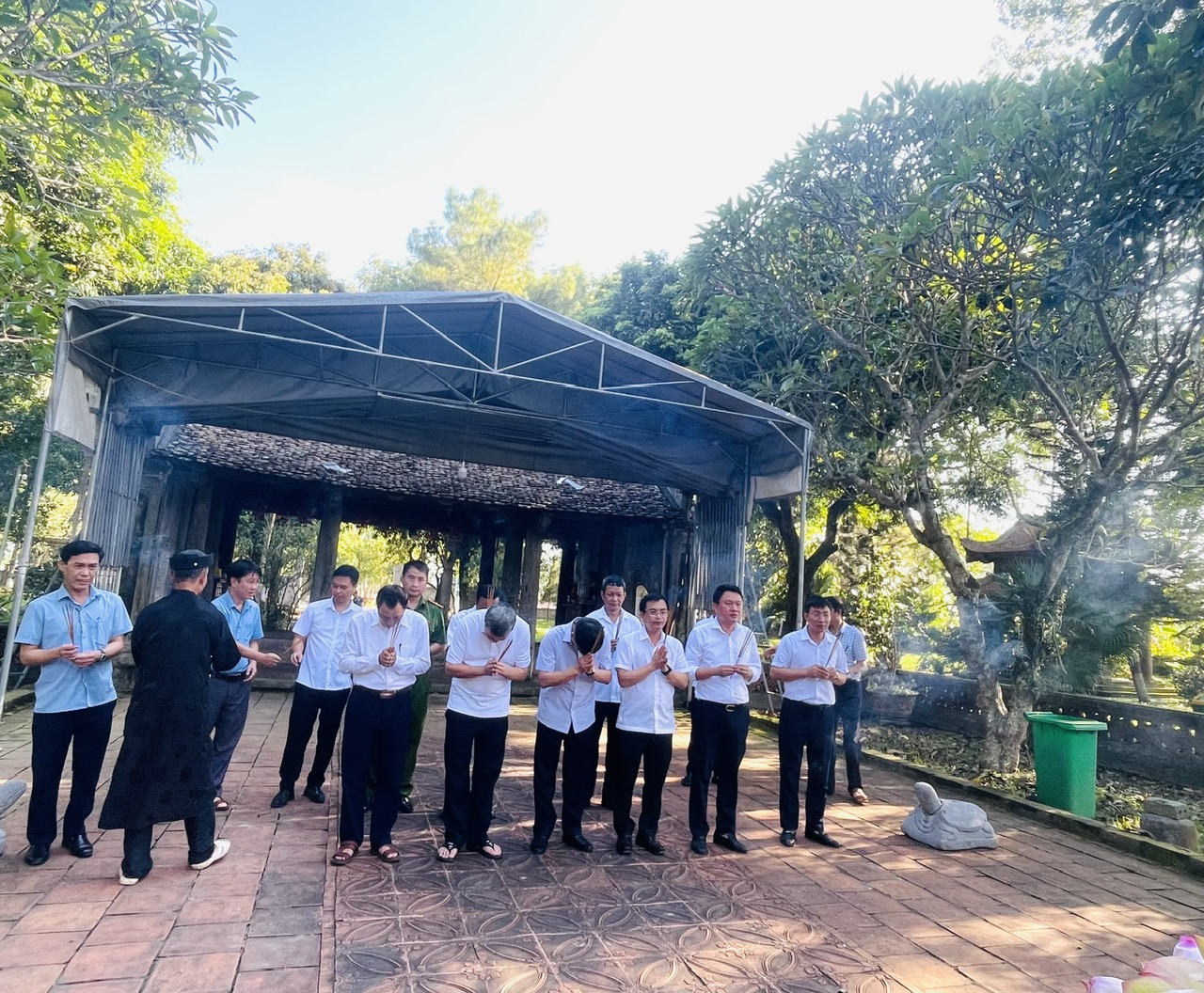 XÃ XUÂN LẬP LONG TRỌNG TỔ CHỨC LỄ DÂNG HƯƠNG, DÂNG HOA, ĐỐT ÁO TRẦU TƯỞNG NIỆM ĐỨC VUA LÊ ĐẠI HÀNH HOÀNG ĐẾ