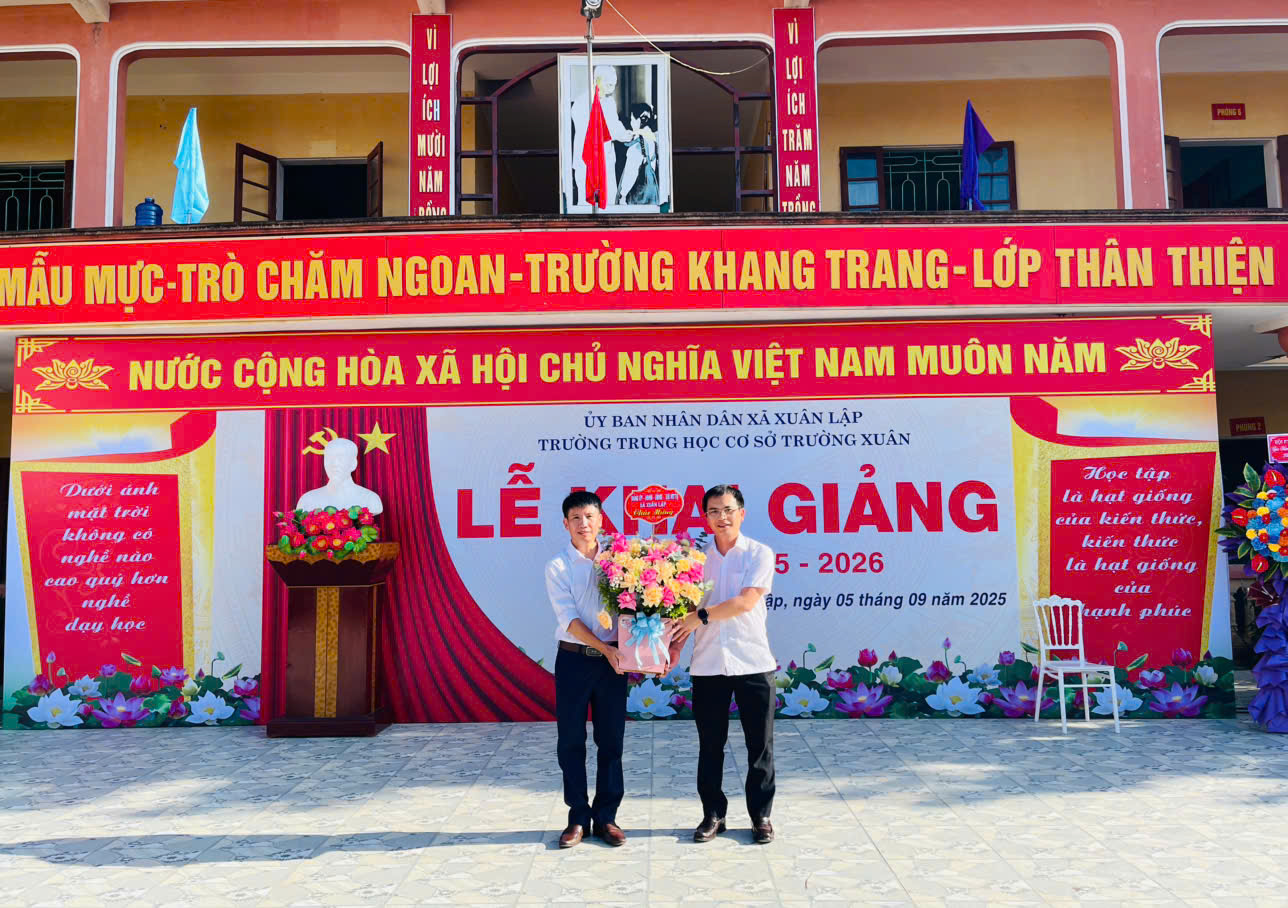 Đồng chí Bí thư Đảng ủy Lý Đình Sĩ dự Lễ khai giảng năm học 2025–2026 tại Trường THCS Trường Xuân và trao tặng xe đạp cho học sinh có hoàn cảnh khó khăn