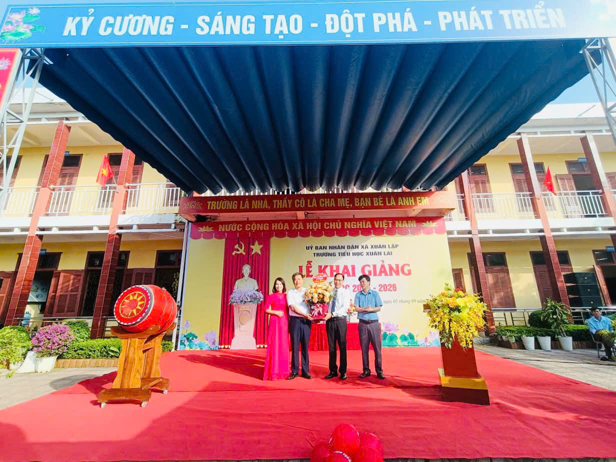 Đồng chí Đỗ Kim Thọ, phó Bí thư Thường trực Đảng ủy xã Xuân Lập dự Lễ khai giảng năm học 2025-2026 tại Trường Tiểu học Xuân Lai